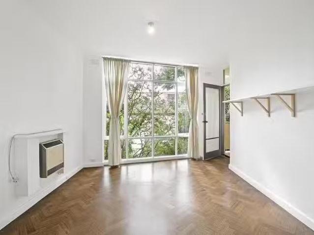 Deal! 8/17 19 The Avenue, Windsor, VIC 3181