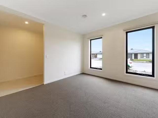 Deal! 86 Newbridge Boulevard, Wallan, VIC 3756