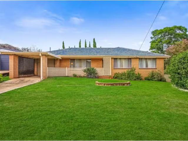 Charming 8 Mirool Street, TAMWORTH House for rent Listed by W.