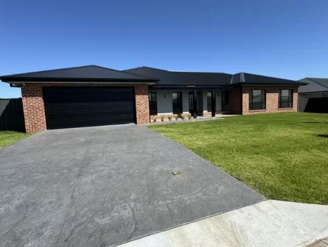 Cozy 8 Hereford, TAMWORTH House for rent Listed by Dakota App.