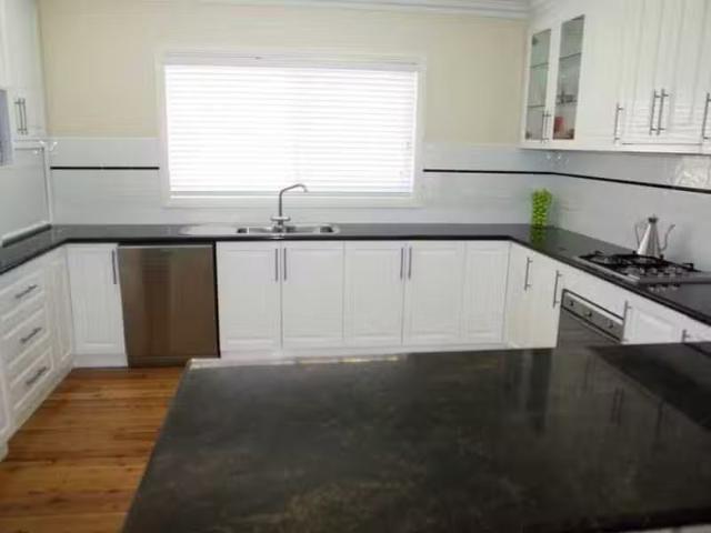 Cozy 8 Kyalla Place, Bourkelands House for rent Listed by Pro.