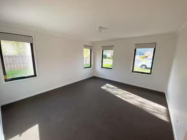 Nice 8 Sixth Avenue, New Norfolk, TAS 7140