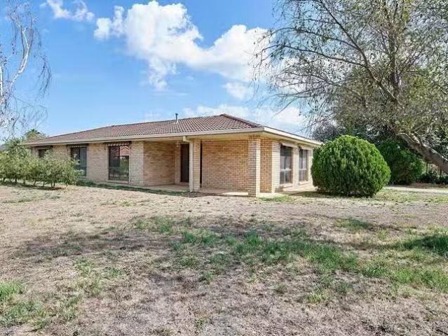Deal! 8 Warrambool Crescent, Glenfield Park, NSW 2650
