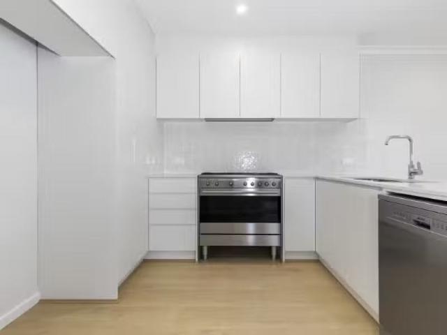 Just in! 92 Robertson Road, Killarney Vale House for rent Lis.