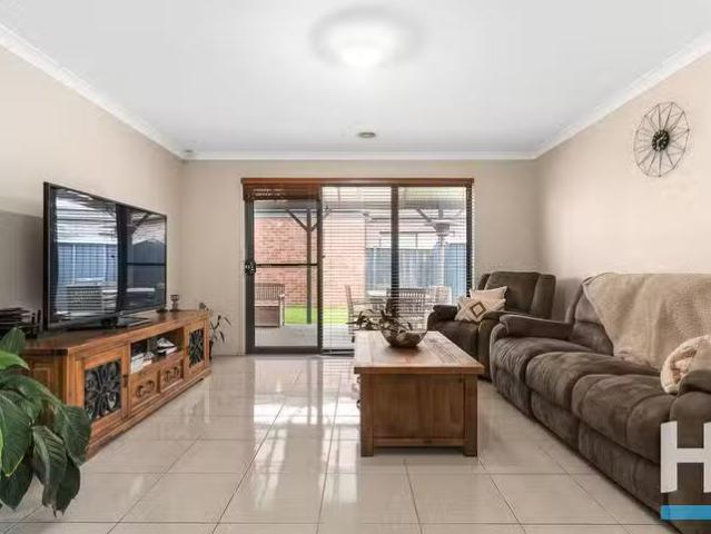 Just in! 92 Sandarra Boulevard, Sandhurst, VIC 3977