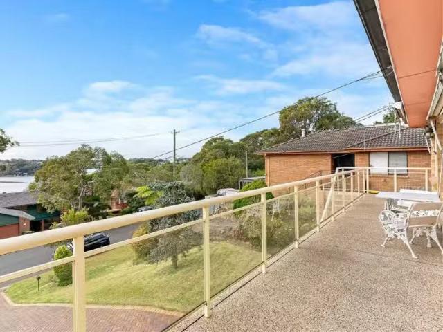 For Rent! 13 Boronia Parade, Lugarno House for rent Listed by.