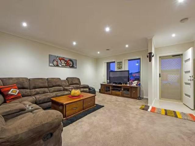 Cheap 13 Gallop Court, TRUGANINA, VIC 3029 House for Rent