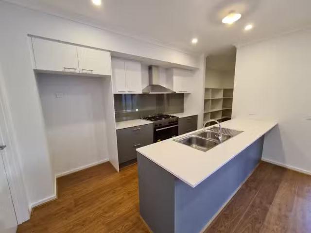 Rental! 13 Masthead Way, Werribee South VIC 3030