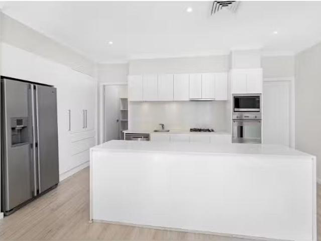 Deal! 100 Valley Dr, Figtree House for rent Listed by Lisa Ra.