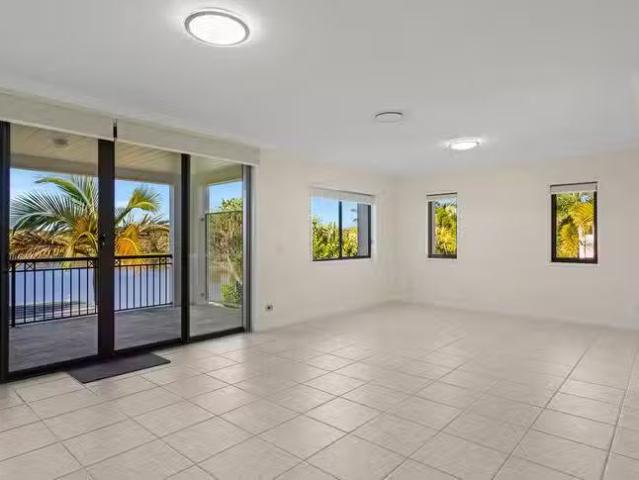 Charming 1016/1 The Cove Crescent, Carrara, QLD 4211