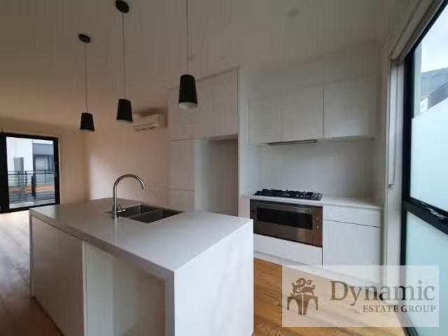 Charming 10 Tomkins Road, Port Melbourne Townhouse for rent L.