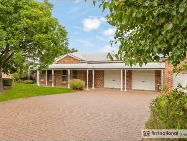 Cozy 10 Trinity Drive, Kelso House for rent Listed by Bathurs.