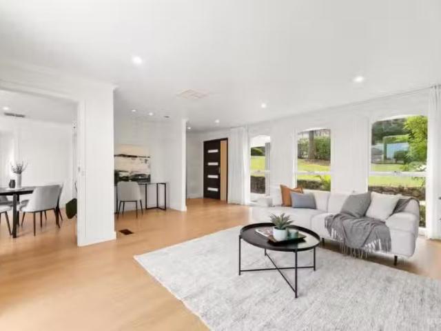 New 10 Chinook Crescent, Mooroolbark VIC 3138 House Auction