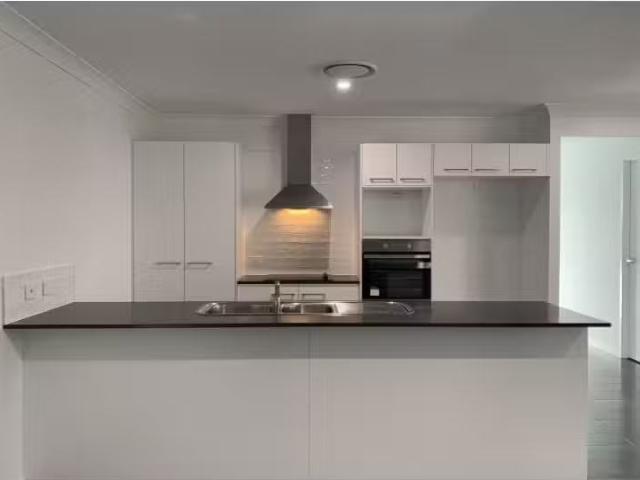 New 10 Dianella Crescent, Paxton House for rent Listed by Urb.