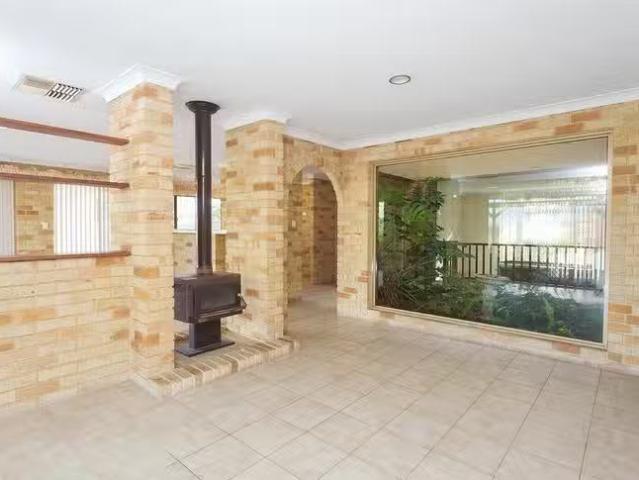Cozy 10 Moir Road, Kardinya, WA 6163