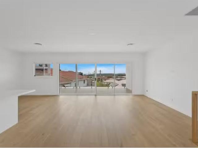 Just in! 1/10 Spinebill Lane, Wollongong Townhouse for rent L.