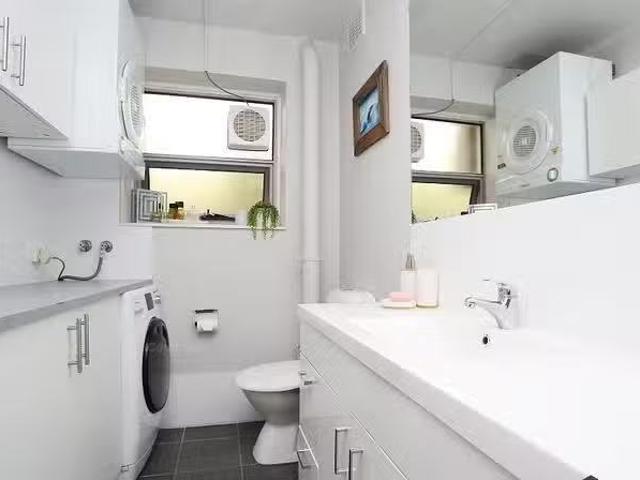 Cheap 1/11 King George Street, Victoria Park, WA 6100