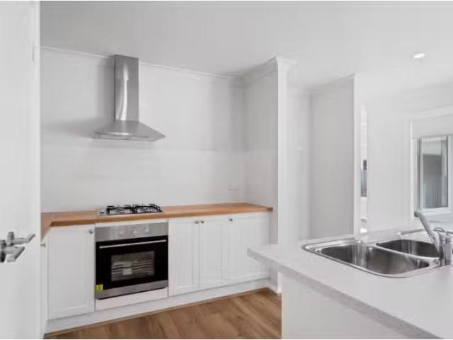 Just in! 1/14 Waratah Crescent, West Albury Townhouse for rent.