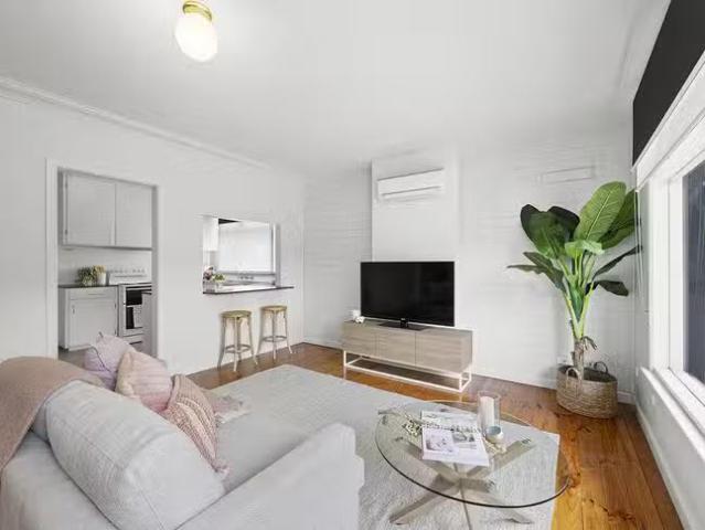 For Rent! 1/17 Burnbank Street, Lake Wendouree, VIC 3350