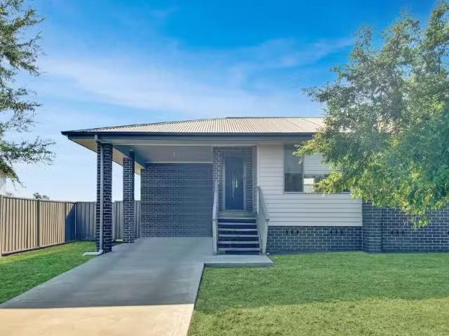 Nice 1/19 Queen Elizabeth II Avenue, Narrabri Apartment for re.