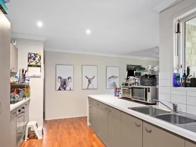 Nice 11 Riseborough Crescent, CRESTMEAD, QLD 4132 House for.