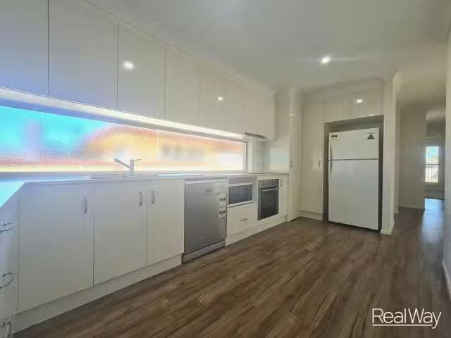 Cozy 1/227 North Street, Rockville, QLD 4350