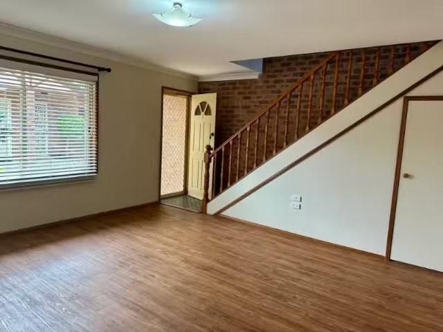 For Rent! 1/22 24 Bateman Avenue, ALBION PARK RAIL Townhouse f.