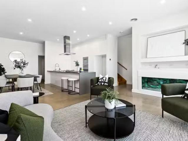Cozy 124A Devereaux Street, Oak Park VIC 3046