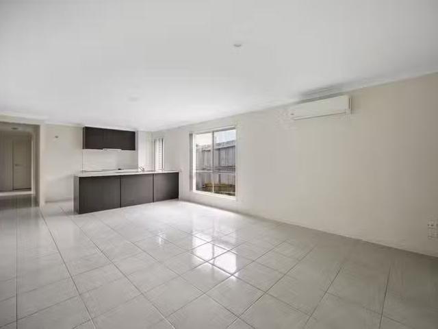 Unique 1/29 Custodian Crescent, Ormeau, QLD 4208