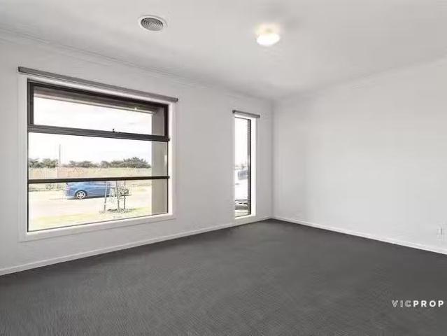 Deal! 12 Eastbourne Street, Truganina, VIC 3029