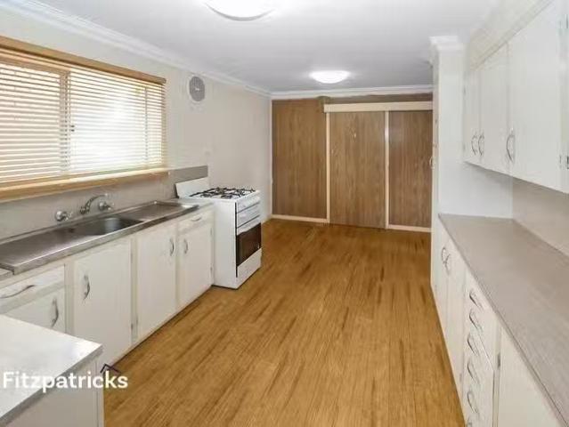 Deal! 12 Lusher Avenue, Turvey Park, NSW 2650