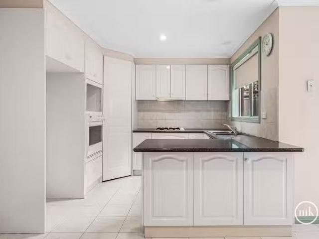 Just in! 1/34 Williams Road, Briar Hill VIC 3088