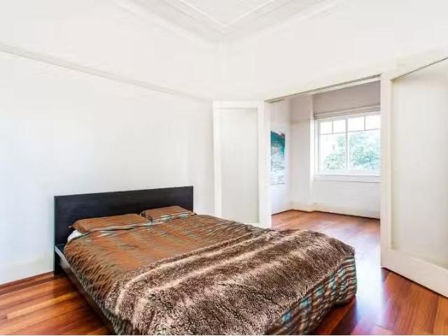 Unique 1/39 Roslyn Gardens, ELIZABETH BAY Apartment for rent.