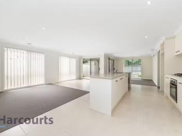 Nice 17 George Frederick Road, Cranbourne West, VIC 3977 Hou.