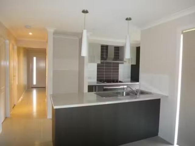 Deal! 17 Peter Pan Crescent, Kurunjang, VIC 3337