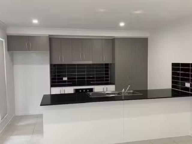 Nice 1/41 Mackellar Way, WALLOON, QLD 4306 House Leased
