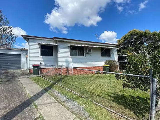 Deal! 1/4 Commerce Street, Taree, NSW 2430