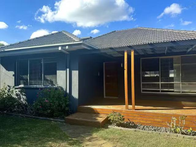 Deal! 14 Glencara St, Avondale Heights VIC 3034
