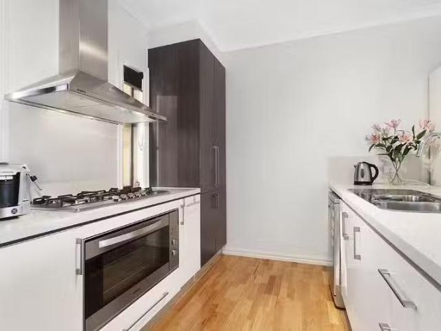 Cozy 1/50 Blenheim Road, Newport VIC 3015