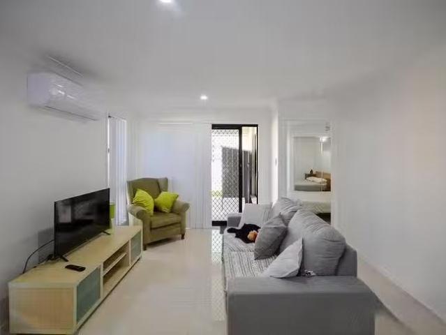 Deal! 1/5 Hopkins Close, Redbank Plains, QLD 4301