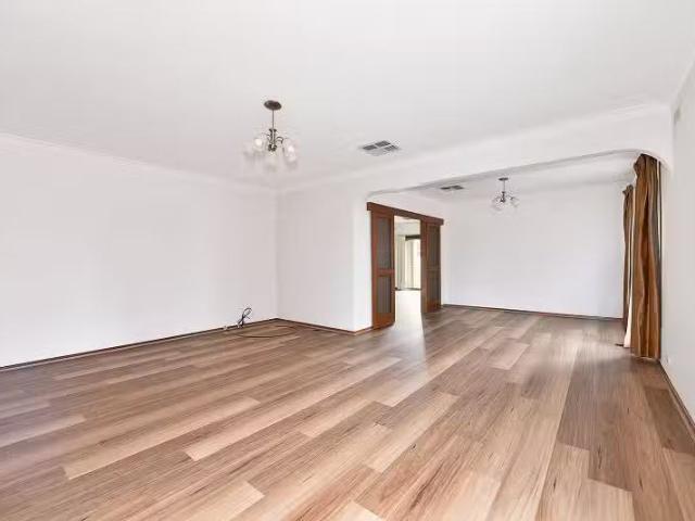 Cozy 163 Templewood Crescent, Avondale Heights VIC 3034