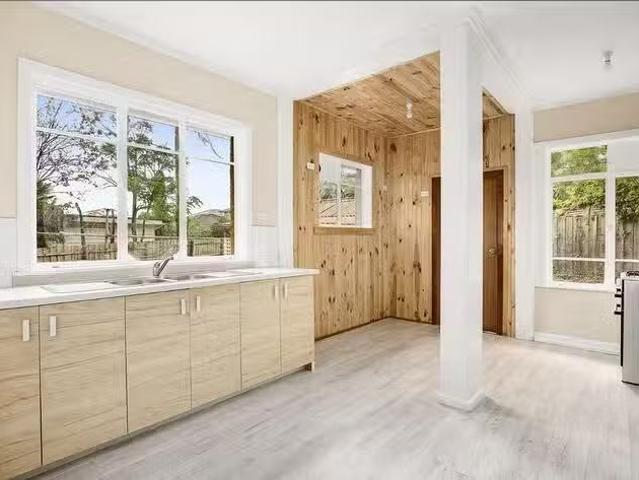 Cozy 169 Highbury Road, Burwood, VIC 3125