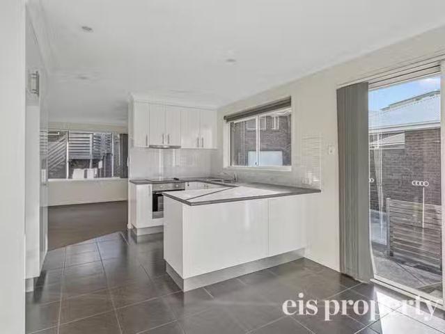 Nice 1/6 Bluegum Court, Claremont, TAS 7011