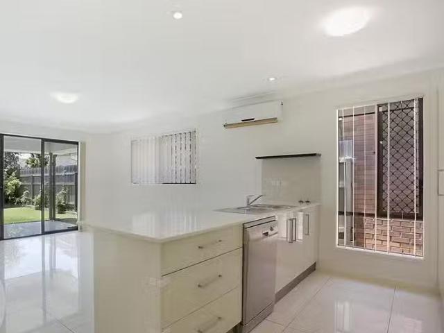Unique 16 Kingdom Circuit, North Lakes, QLD 4509