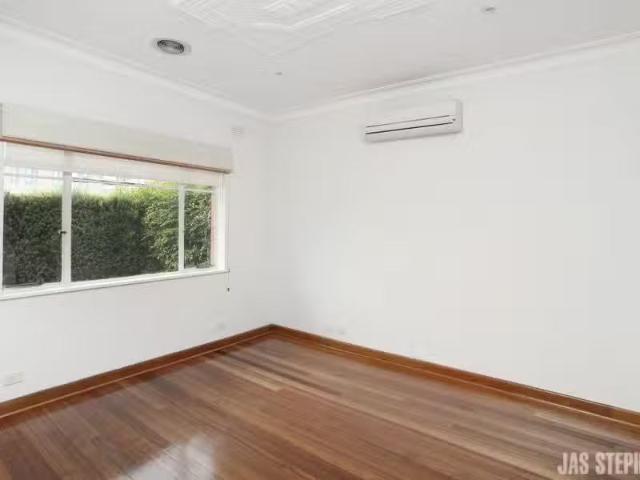Rental! 18 Andrews Street, Spotswood VIC 3015