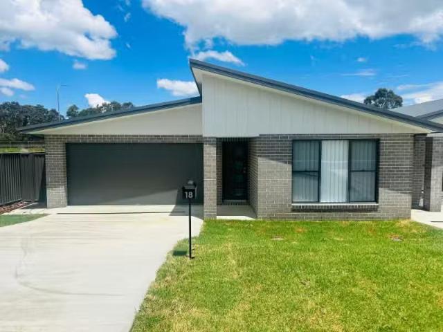 Nice 18 Colin Crescent, Armidale House for rent Listed by Pro.
