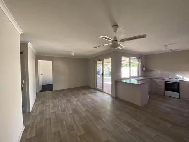 Nice 18 Nautilus Square, Seaford Rise, SA 5169