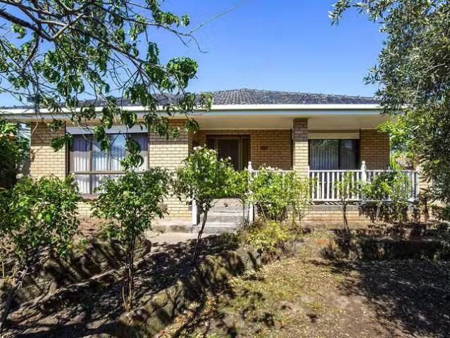 Just in! 18 Orleans Road, Avondale Heights, VIC 3034
