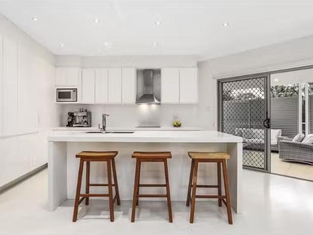 Cozy 19 Hymen Street, Peakhurst House for rent Listed by Josi.