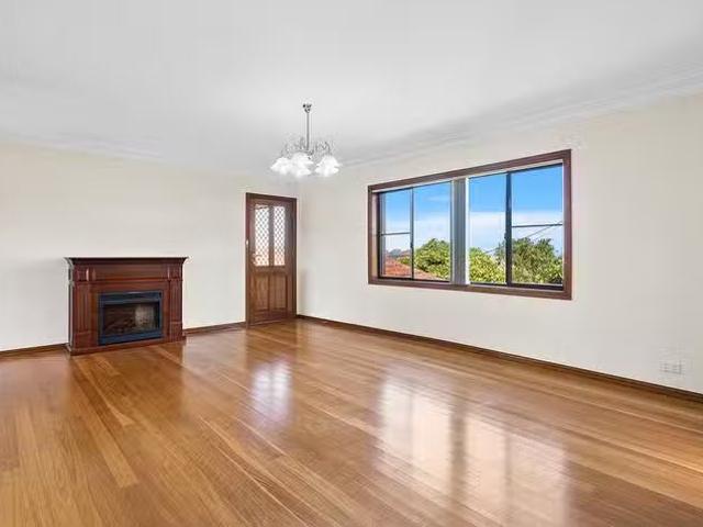 Nice 19 St Cloud Crescent, Lake Heights, NSW 2502